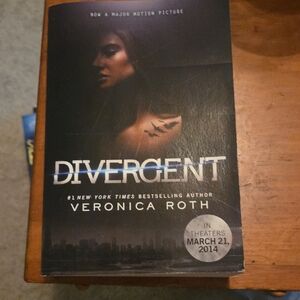 Divergent by Veronica Roth Paperback